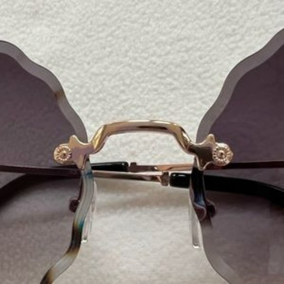 New Black Wavy Round Sunglasses - Picture 3 of 12